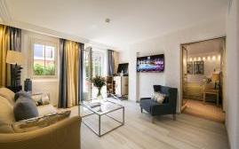 圣特罗佩碧珮乐思酒店(Hotel Byblos Saint-Tropez)   www.lhw.cn 