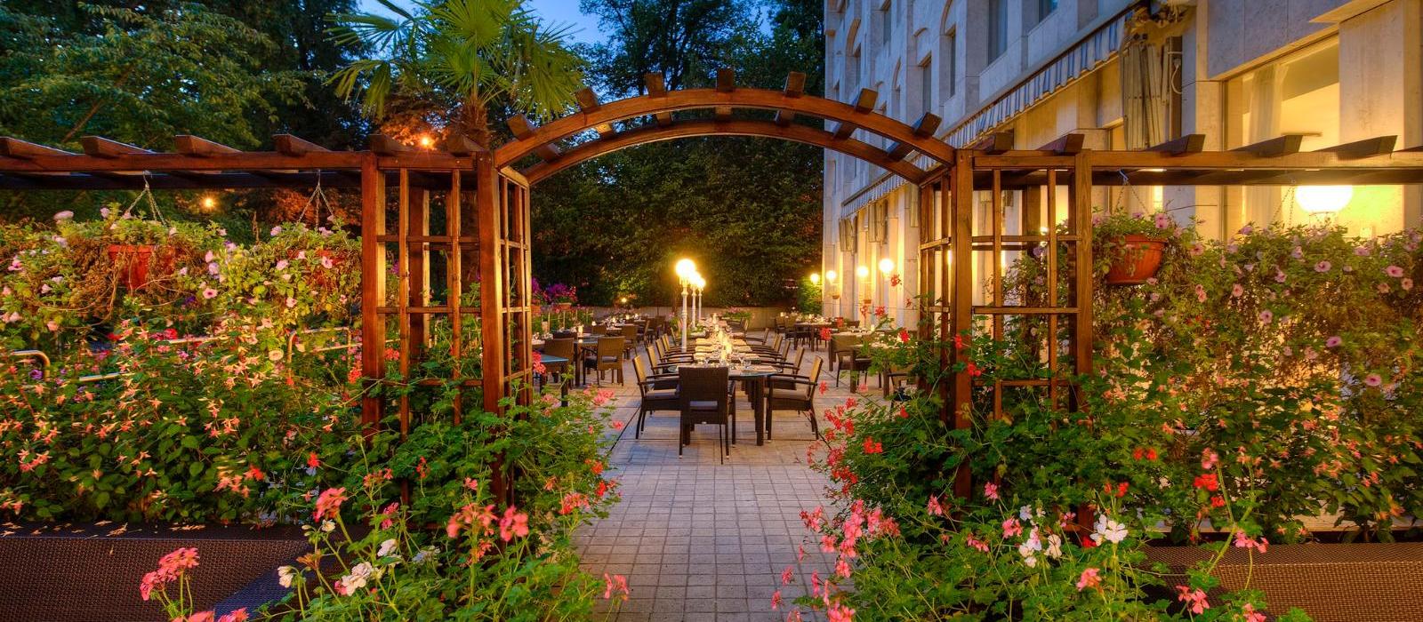 卢森堡皇家度假酒店(Le Royal Hotels & Resorts - Luxembourg) Le Jardin露天餐厅图片  www.lhw.cn