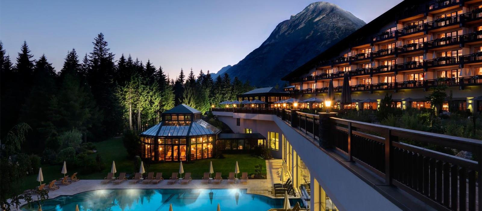 阿尔卑斯山蒂罗尔度假酒店(Interalpen-Hotel Tyrol) 酒店夜景图片  www.lhw.cn