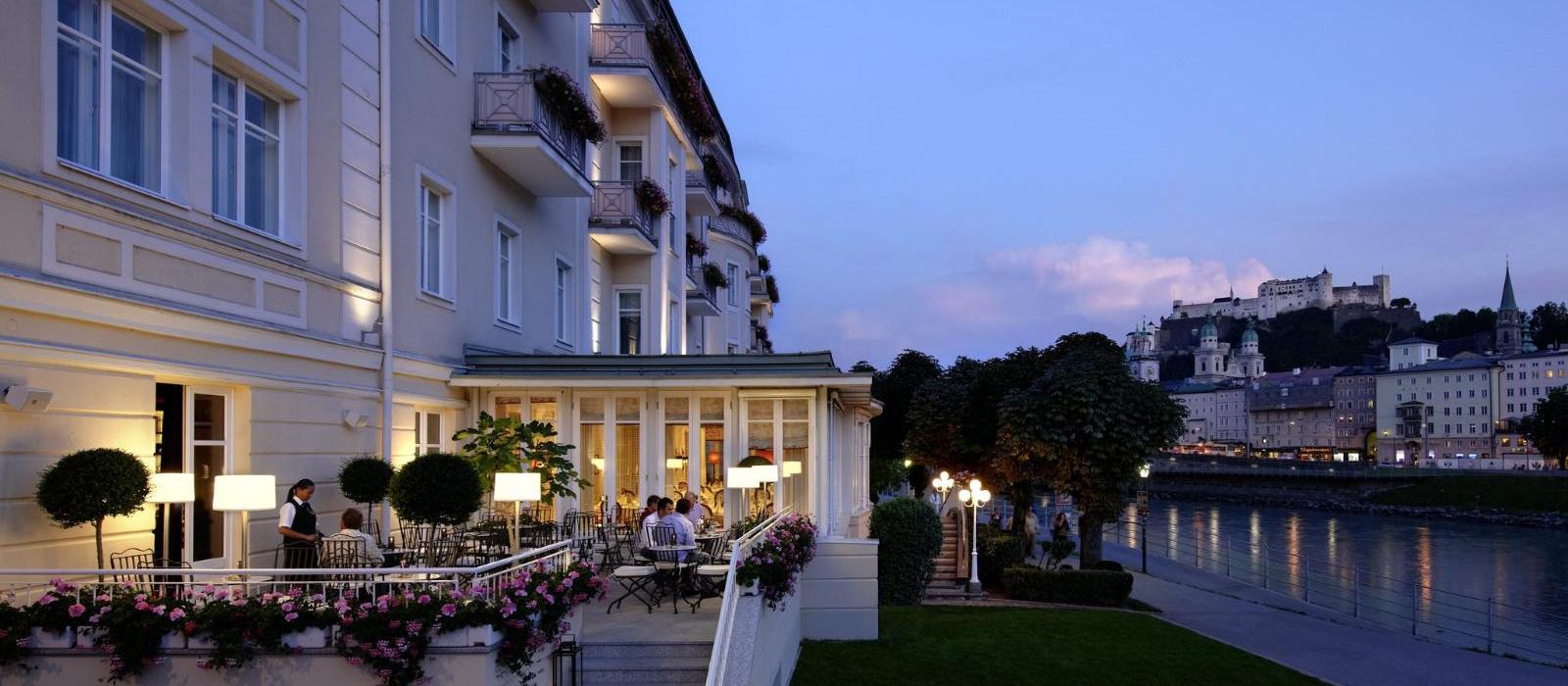 萨尔茨堡萨赫酒店(Hotel Sacher Salzburg) Sacher Bar 露台夜景图片  www.lhw.cn